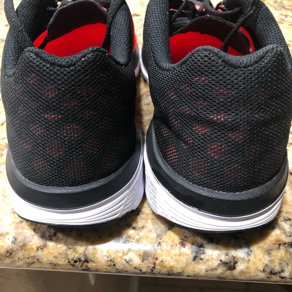 Nike - Picture 3 of 6